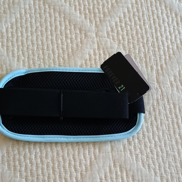 🆕 Forever21 Slim Fanny Pack - Picture 3 of 8